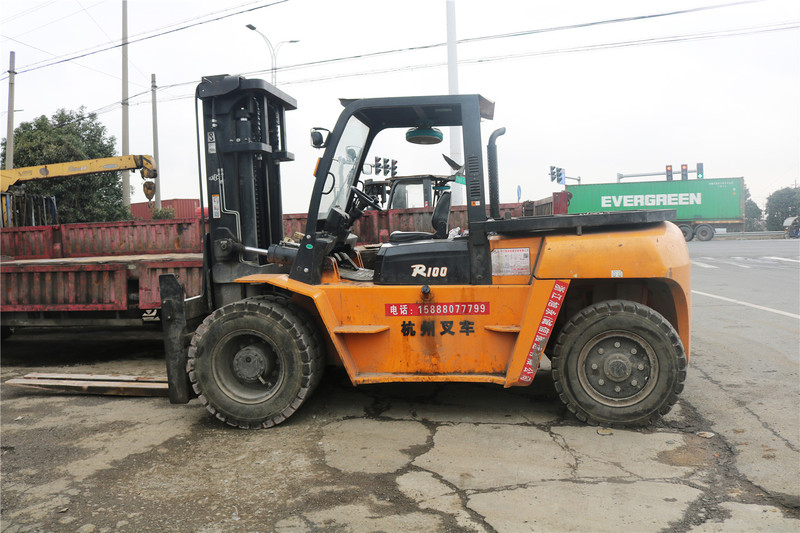 产品详情叉车是工业搬运车辆,是指对成件托盘货物进行装卸,堆垛和短