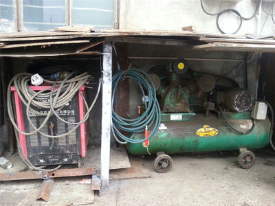 Electric welding machine, air pump.